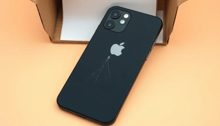 iPhone 11 med två bakre kameror och sprucken baksida framför emballage för inskick