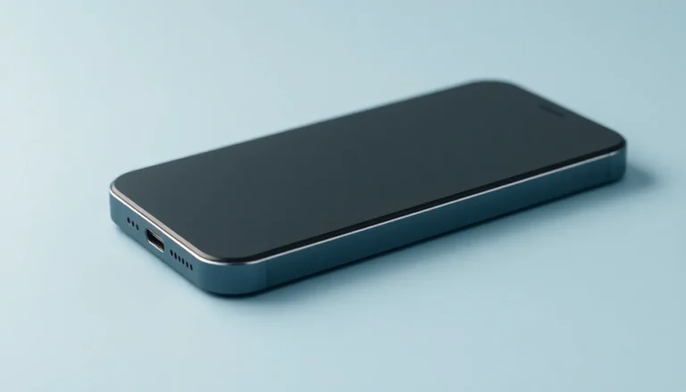 iPhone 13 med laddningssymbol framför emballage för inskick